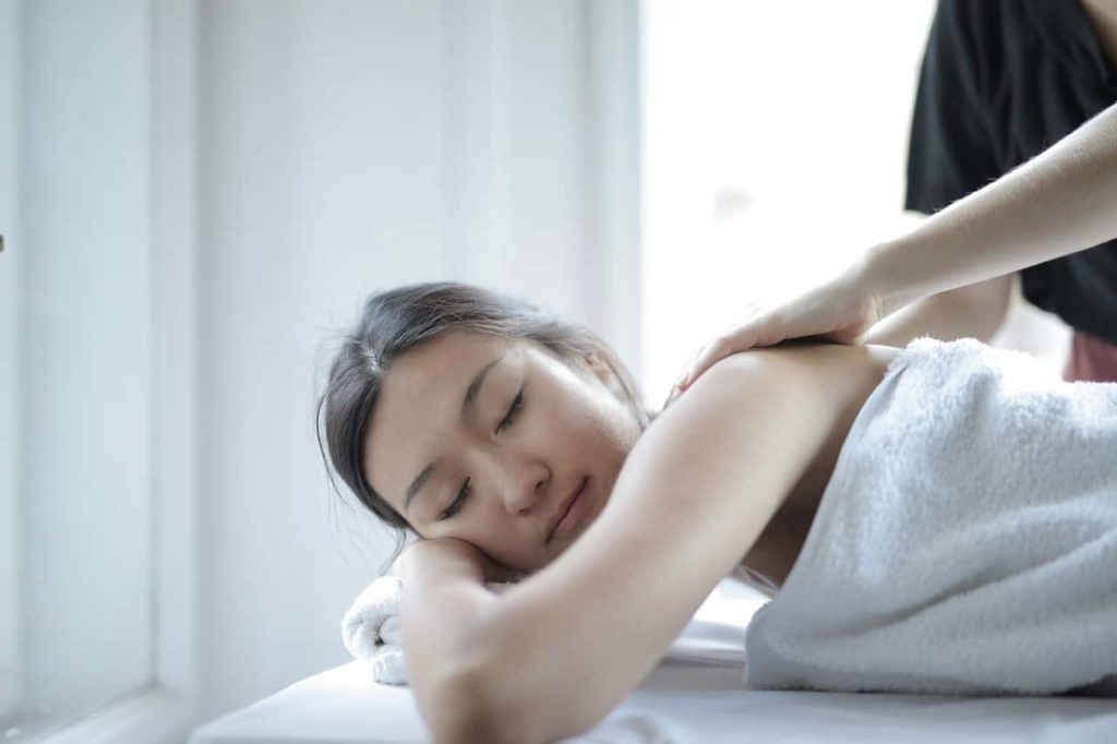 How Does Mobile Massage Work? | mobile massage | London Mobile Massage lmmt-woman-getting-massage-feature-image